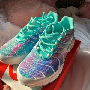 Girls airmax plus size 6Y.